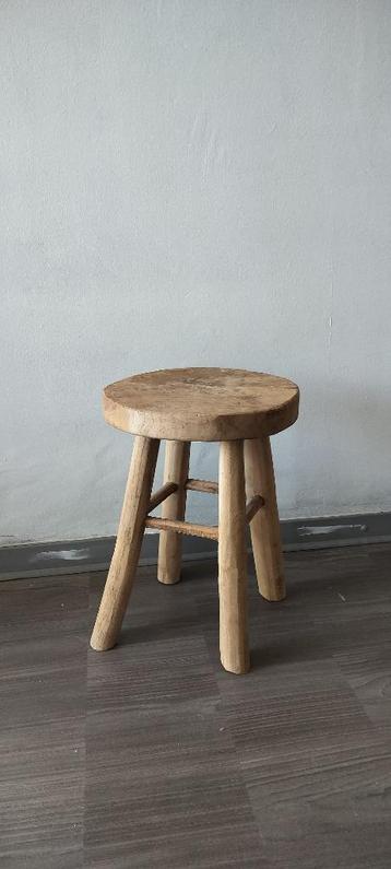 Decoratief krukje beschikbaar voor biedingen