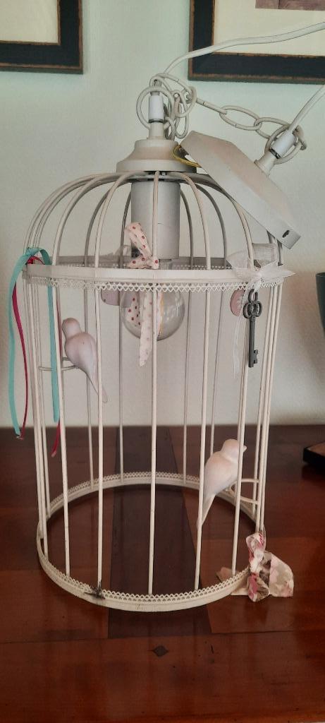 Maisons du Monde hanglamp van wit metaal met vogeldecoratie, Huis en Inrichting, Lampen | Hanglampen, Zo goed als nieuw, Minder dan 50 cm