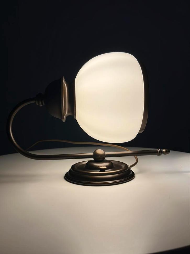 Vintage wandlamp met melkglazen kap (jaren 70–90), Huis en Inrichting, Lampen | Wandlampen, Zo goed als nieuw, Metaal, Ophalen of Verzenden