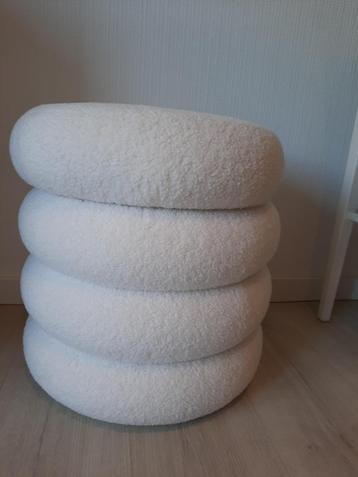 Moderne witte  poef beschikbaar voor biedingen