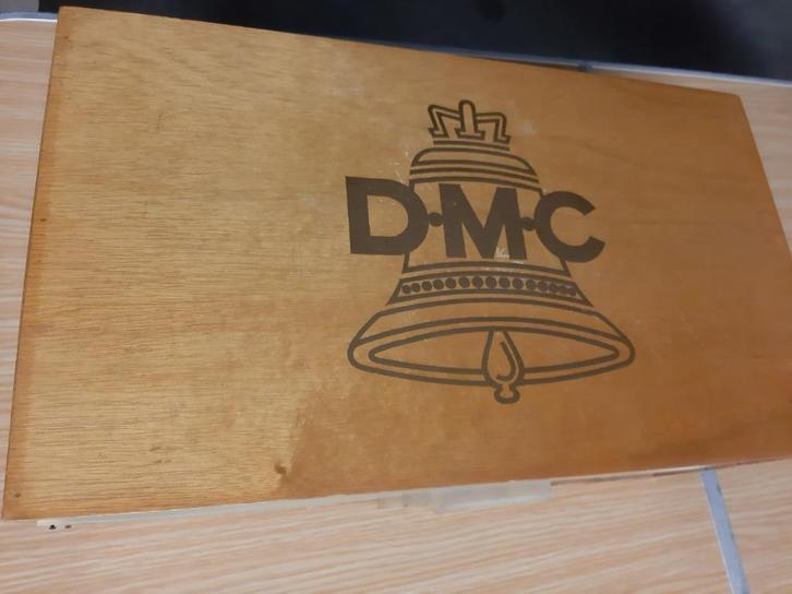 DMC koffer met naaigerief, Hobby en Vrije tijd, Naaien en Fournituren, Gebruikt, Garen of Naald(en), Ophalen