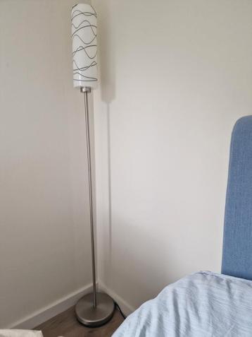 Staanlamp met inox voet en glazen kap beschikbaar voor biedingen