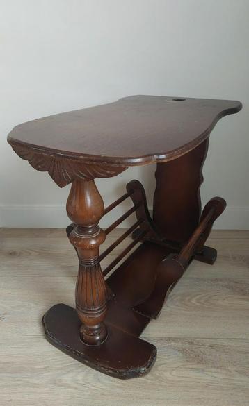 Vintage massief houten bijzettafeltje beschikbaar voor biedingen