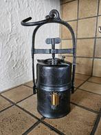 Antieke gietijzeren carbidlamp, Ophalen