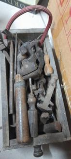 2 dozen met antiek gereedschap, Ophalen