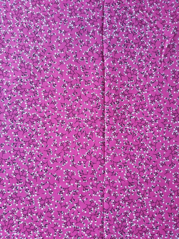 Katoenen stof - fuchsia met witte bloempjes op zwarte steel, Hobby en Vrije tijd, Stoffen en Lappen, Ophalen of Verzenden