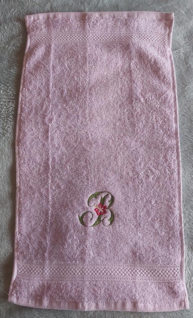 Serviettes invité Lilas avec lettre brodée verte et hibiscus, Maison & Meubles, Salle de bain | Linge de bain & Accessoires, Neuf
