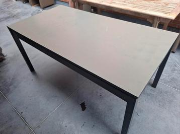 Gratis werktafel beschikbaar voor biedingen