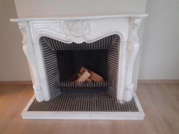 Prachtige witte marmeren schouw met gietijzeren open haard. beschikbaar voor biedingen