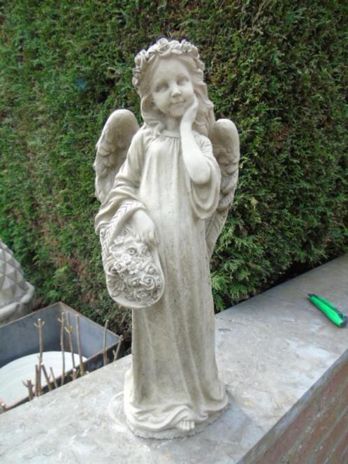 Standbeeld van een engel met een stenen bloemenmand, Tuin en Terras, Tuinbeelden, Nieuw, Engelenbeeld, Steen, Ophalen