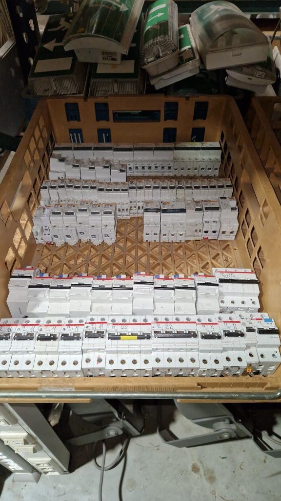Installatie materialen Vinckler Hager Abb Schneider Moeller, Doe-het-zelf en Bouw, Elektriciteit en Kabels, Gebruikt, Overige typen