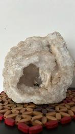 Pierre géode quartz blanc 14x13cm poids 1 kg