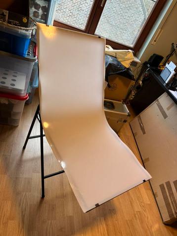 Reproductietafel beschikbaar voor biedingen