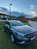 Mercedes-Benz A180 Benzine Handgeschakeld  2015 – 130.000 km, Auto's, Mercedes-Benz, Euro 5, USB, 4 cilinders, Leder en Stof