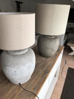 Twee mooie betonlook lampen, Comme neuf, Rustiek, Moins de 50 cm, Enlèvement ou Envoi
