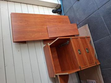 Gratis bureau  beschikbaar voor biedingen