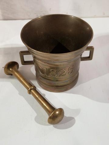 1825 vijzel met stamper ,  apothekerspot , brons  beschikbaar voor biedingen