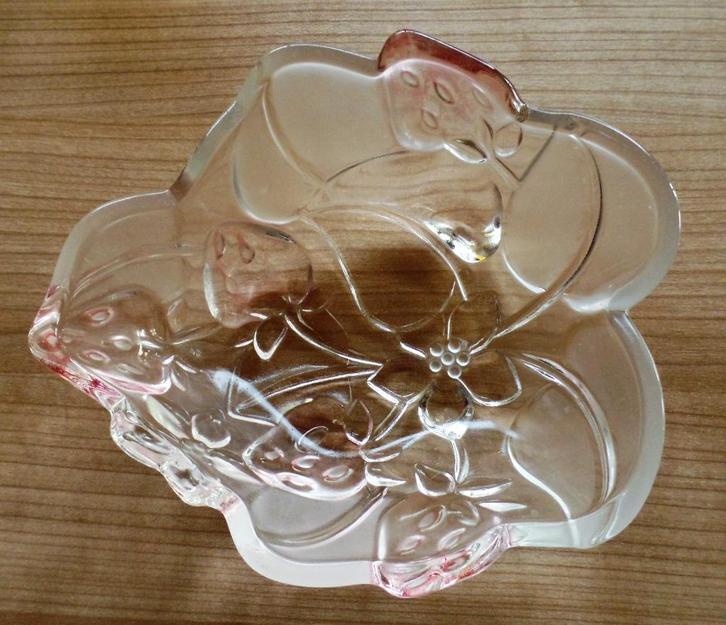 Waltherglas schaal met aardbeitekening in reliëf, Antiek en Kunst, Curiosa en Brocante, Ophalen of Verzenden
