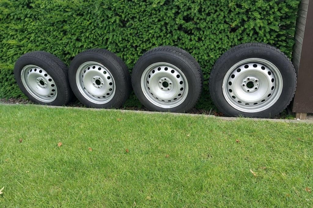 4 winterbanden 165/65 R15 op 15 inch velgen, Autos : Pièces & Accessoires, Pneus & Jantes, Jante(s), Pneus hiver, 15 pouces, 185 mm