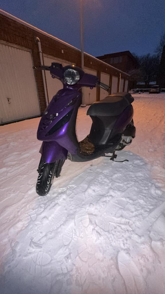 Zip a klasse 4t 50cc ( ruilen tegen 2t zip kan ook), Vélos & Vélomoteurs, Scooters | Piaggio, Comme neuf, Zip, Enlèvement