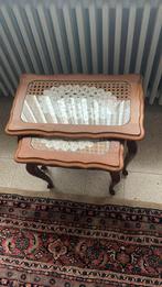 Twee bijzet tafeltjs, Ophalen