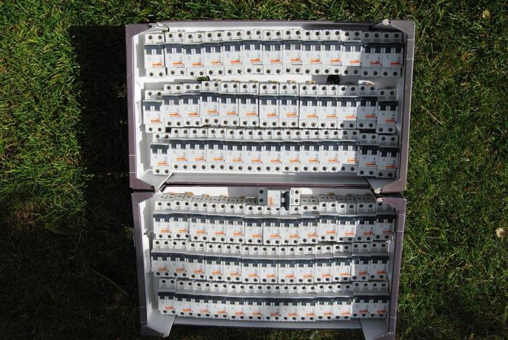 Merlin Gerin Tweepolige zekeringen 10 en 16A, Kurve B en C, Doe-het-zelf en Bouw, Elektriciteit en Kabels, Gebruikt, Ophalen of Verzenden