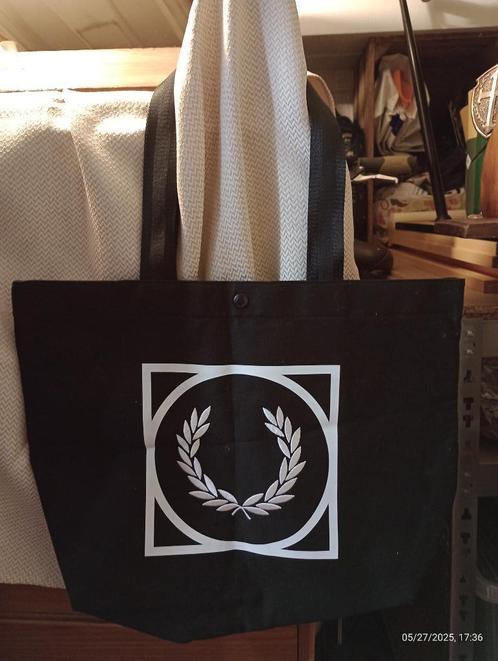 FRED PERRY boekentas van zwart canvas voor op het strand, Handtassen en Accessoires, Tassen | Sporttassen, Nieuw, Unisex volwassen