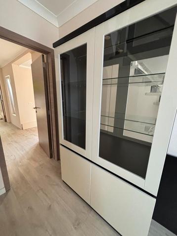 Vitrinekast beschikbaar voor biedingen