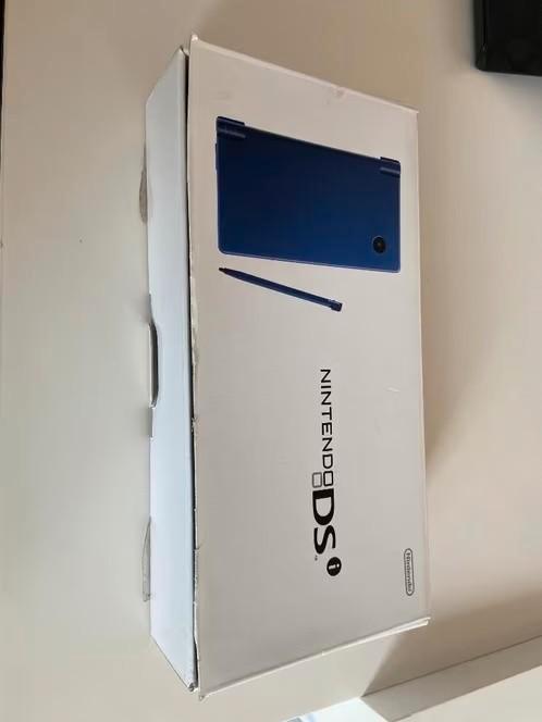 Nintendo DSi-console + doos + stylus + oplader (compleet), Games en Spelcomputers, Spelcomputers | Nintendo DS, Zo goed als nieuw