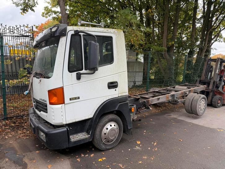Nissan atleon 2007 motorschade, Auto's, Vrachtwagens, Bedrijf, Overige merken, Diesel, Euro 4, 2 deurs, Handgeschakeld, Wit, Grijs