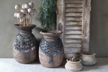Oude Himachal pot Nepalese kruik met etnische ketting beschikbaar voor biedingen