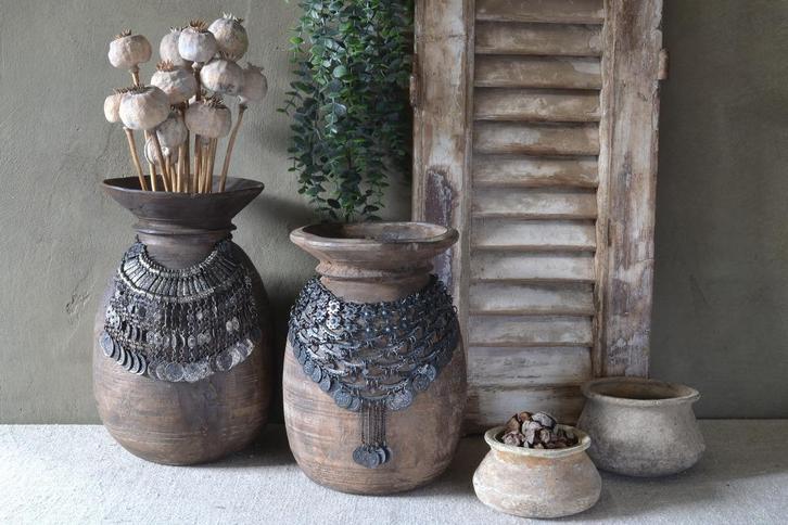 Oude Himachal pot Nepalese kruik met etnische ketting, Huis en Inrichting, Woonaccessoires | Vazen, Gebruikt, Overige kleuren