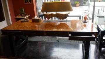 bureau tafel beschikbaar voor biedingen