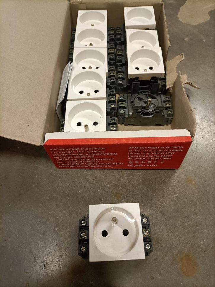 Legrand Mosaic wit stopcontact 2P+aarding 16A, Doe-het-zelf en Bouw, Elektriciteit en Kabels, Nieuw, Stopcontact, Ophalen of Verzenden