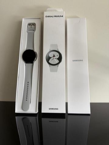 Samsung Galaxy Watch + 16 Nieuwe bandjes & laadstation beschikbaar voor biedingen