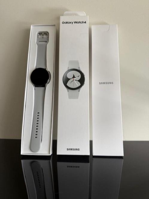 Samsung Galaxy Watch + 16 Nieuwe bandjes & laadstation, Handtassen en Accessoires, Smartwatches, Zo goed als nieuw, Android, Zilver