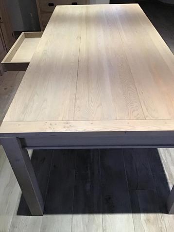 eiken tafel beschikbaar voor biedingen