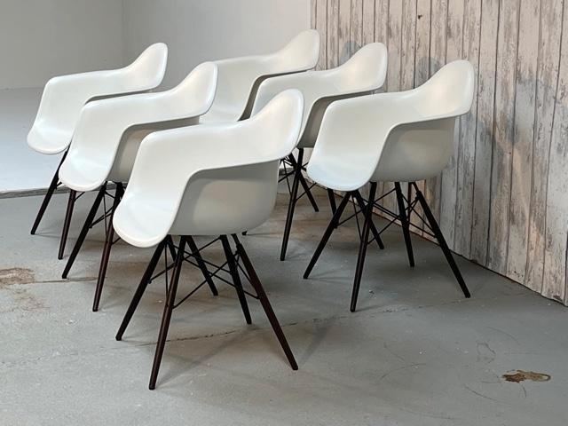 VITRA EAMES DAW CHAIRS, Huis en Inrichting, Stoelen, Zo goed als nieuw, Vijf, Zes of meer stoelen, Hout, Kunststof, Metaal, Wit