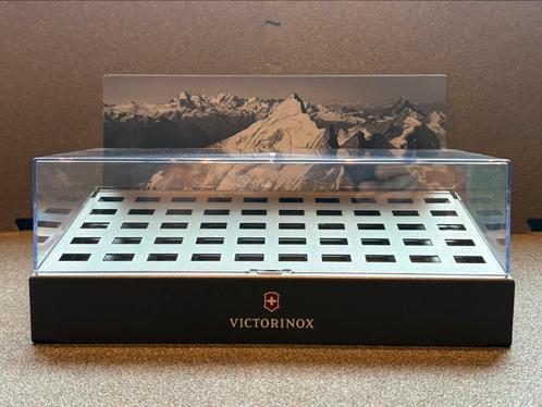 Victorinox - Vitrinekast voor 50 klassieke messen, Verzamelen, Overige Verzamelen, Ophalen
