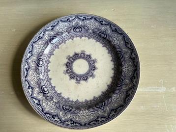 Mooi aardewerk bord van Chantilly. beschikbaar voor biedingen