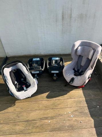 Maxi Cosi axiss en cabriofix met 2 familyfix beschikbaar voor biedingen