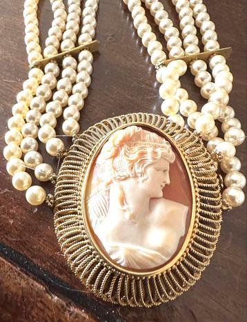 Collier ras de cou en perles fines avec grand camée, Collier