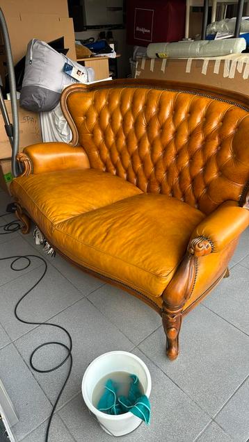 Vintage leren tweezitsbank – cognac leder met houten details beschikbaar voor biedingen