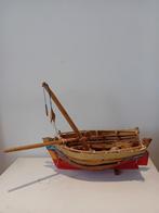 Kleine houten zeilboot