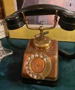 Vintage telefoon van koper en bakeliet