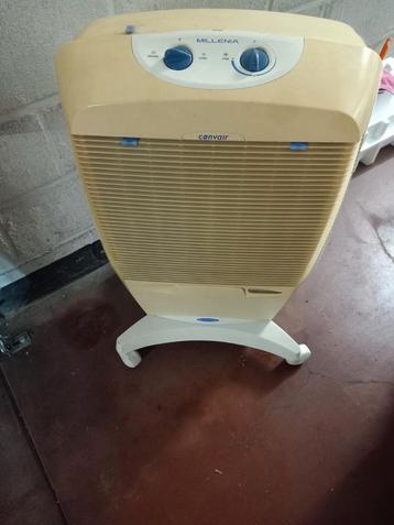 Oude ventilator met luchtbevochtiger en watertank  De lucht beschikbaar voor biedingen