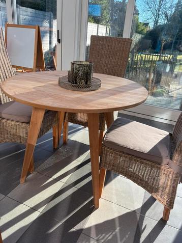 Ronde teaken tafel beschikbaar voor biedingen