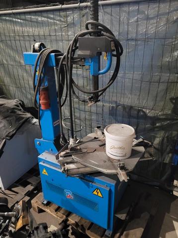 2x banden machine corghi,ravagoli beschikbaar voor biedingen