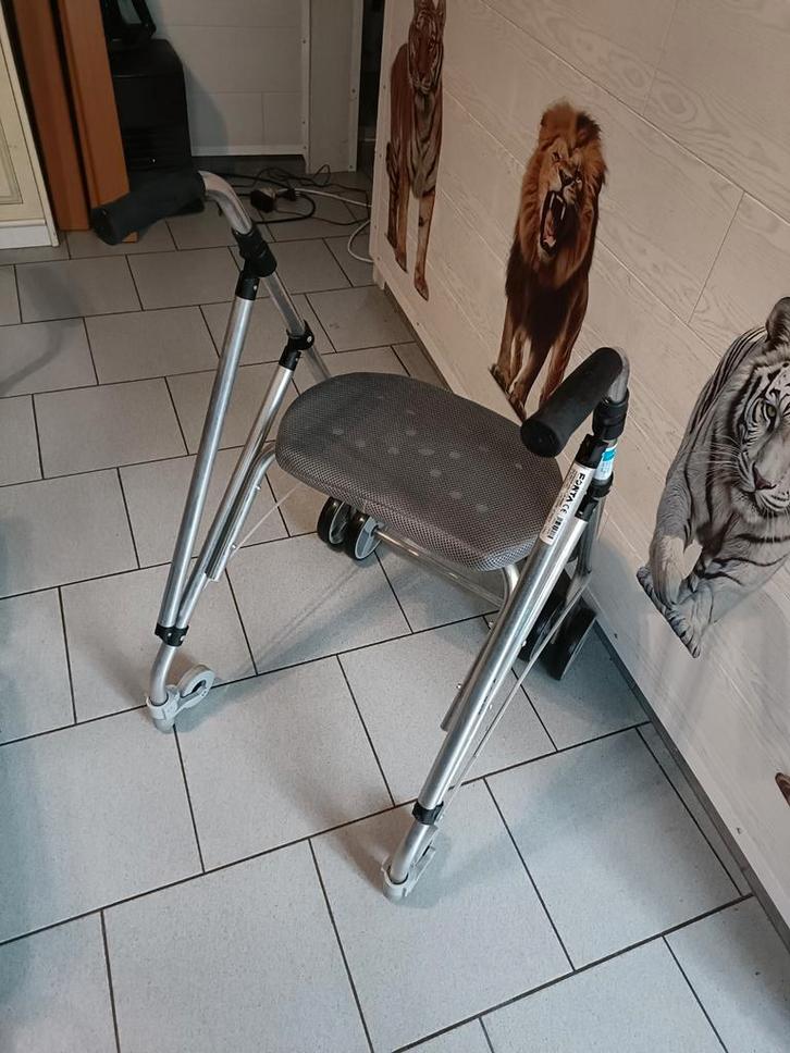 Tribune déambulateur pliable aluminium 2pieds,2roues,freins, Diversen, Rollators, Opvouwbaar, Ophalen