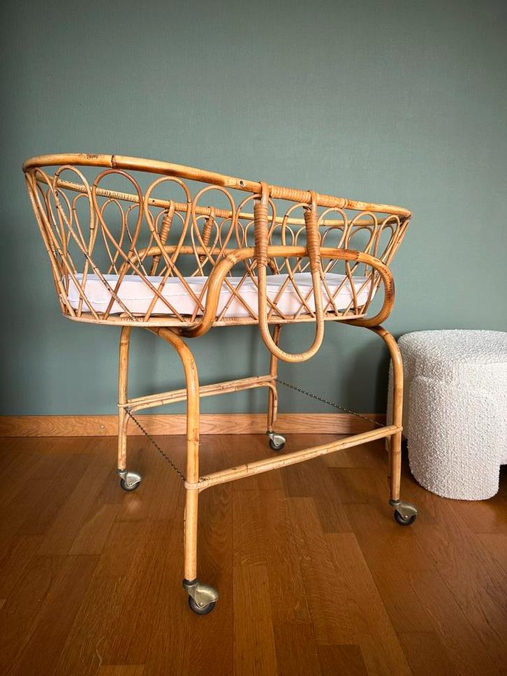 Vintage rotan babywieg op wieltjes, Kinderen en Baby's, Babywiegjes en Ledikanten, Zo goed als nieuw, Wieg, Ophalen